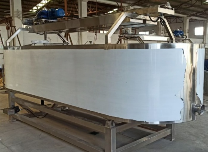 公司新增奶酪制作設(shè)備—不銹鋼奶酪槽、奶油摔打機(jī)